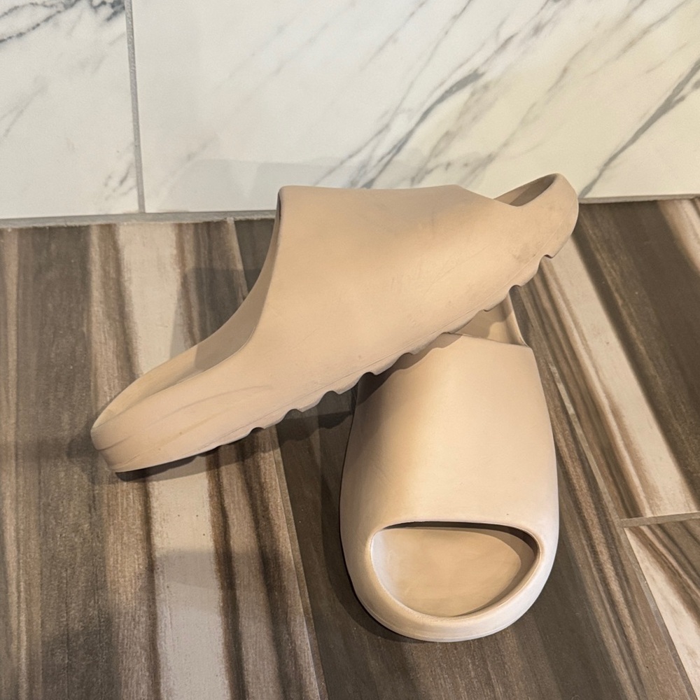 Yeezy Cream Slide Sandals - Picture 7 of 7